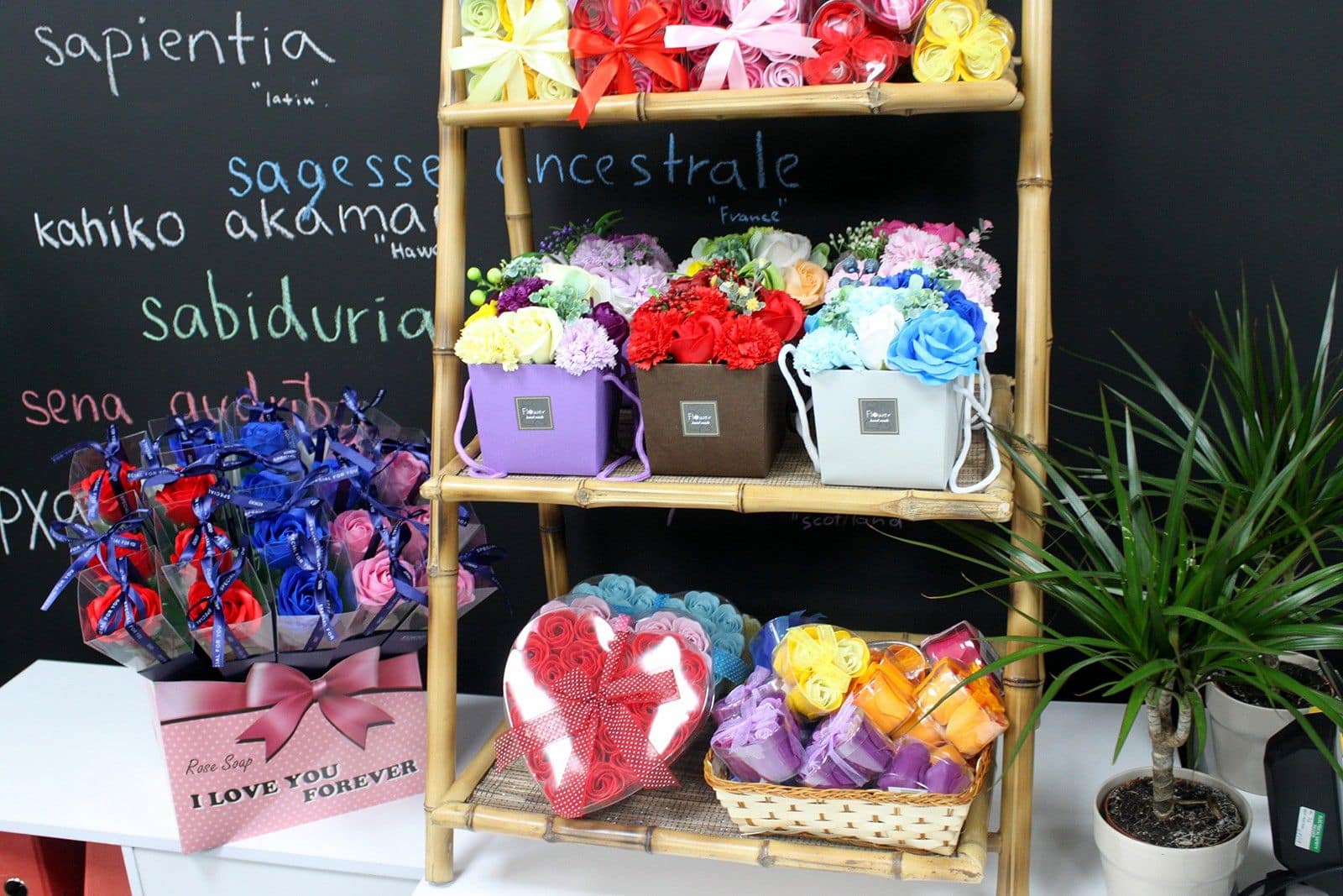 Conjunto de 3 Flores de Sabonete em Caixa em Forma de Coração - Rosas Brancas - Image 2