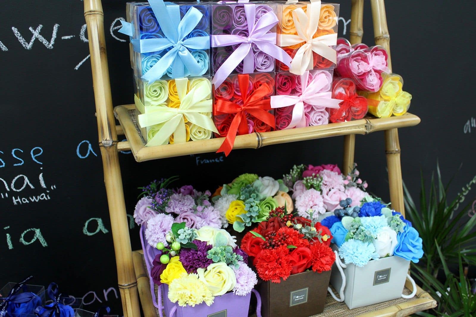 Conjunto de 3 Flores de Sabão em Caixa em Forma de Coração - Rosas Cor-de-Rosa - Image 2