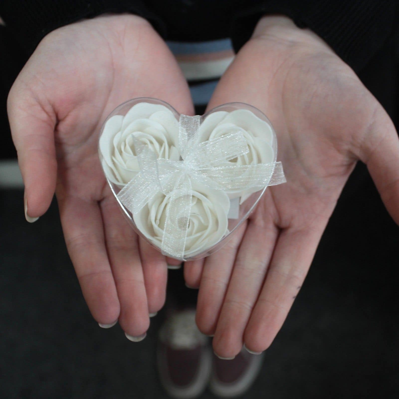 Conjunto de 3 Flores de Sabonete em Caixa em Forma de Coração - Rosas Brancas - Image 4