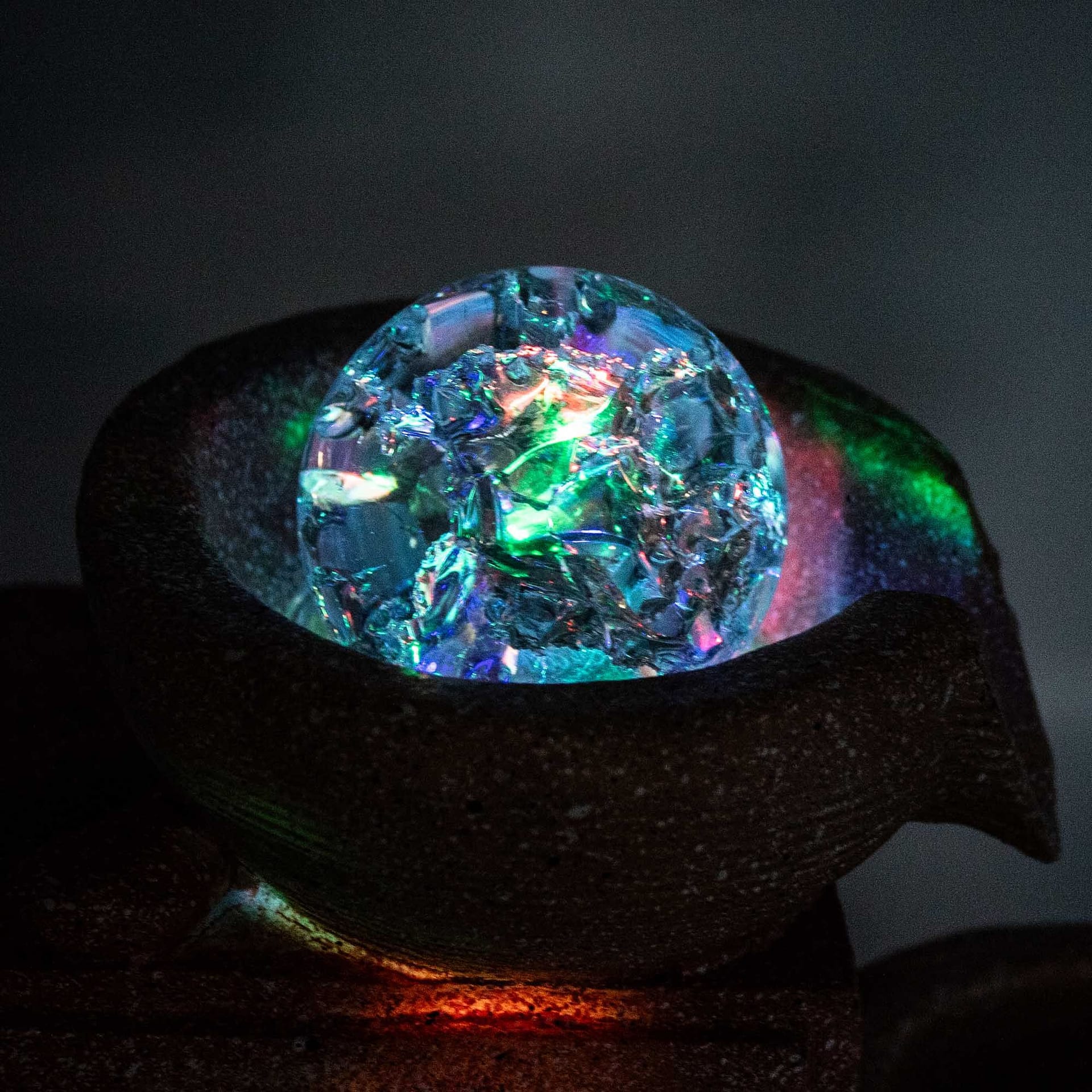 Fonte Decorativa de Mesa com Elefantes Apaixonados, Bola de Cristal, Luz e Moinho de Água (30 X 20 X 35 Cm) - Image 3