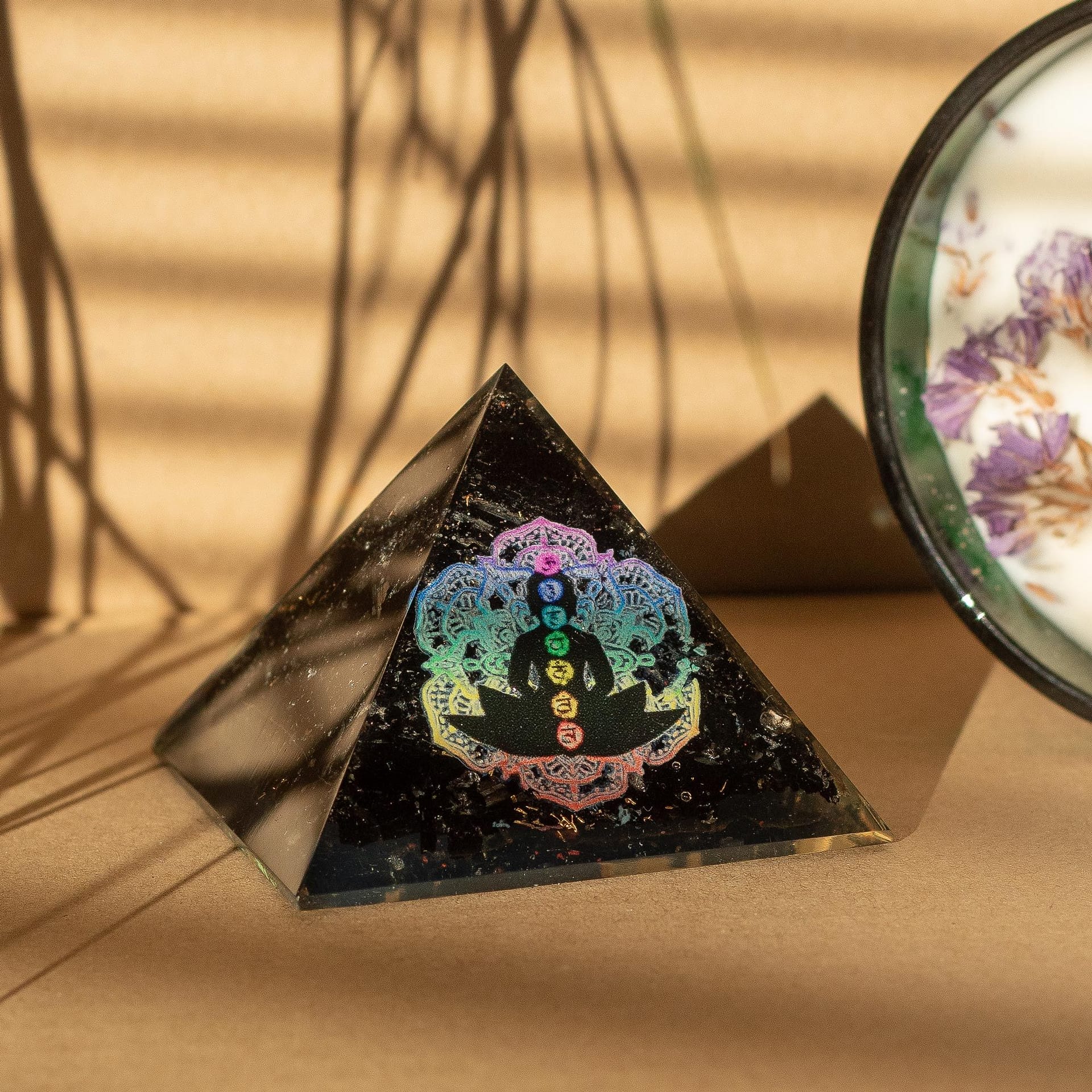 Pequenas Pirâmides de Orgonita 5,5 X 4,5 Cm - Chakra de Buda - Fragmentos de Turmalina Preta - Image 3