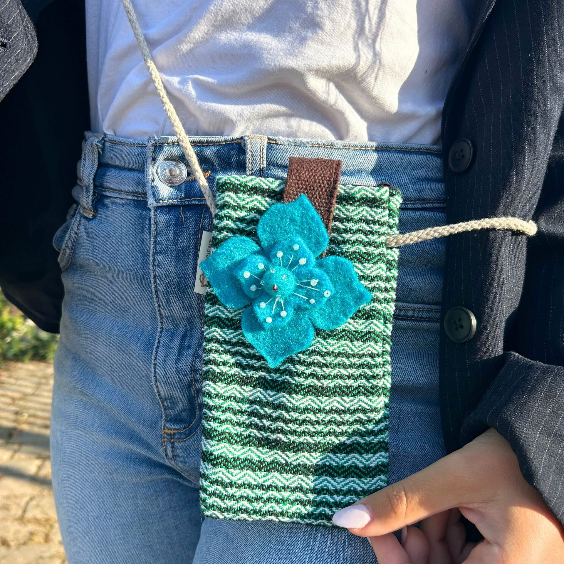 Bolsa para Telemóvel com Riscas Verdes - Decorada com Flores - Image 3