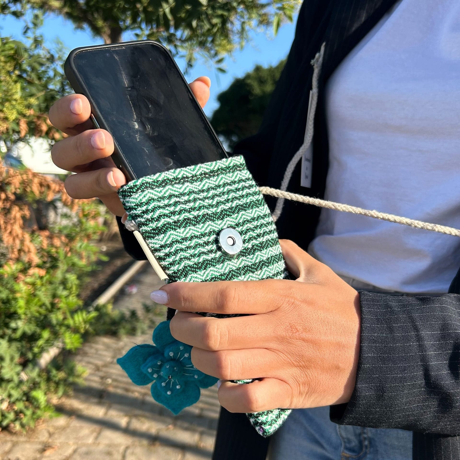 Bolsa para Telemóvel com Riscas Verdes - Decorada com Flores - Image 2