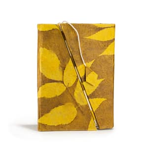 Caderno Lokta com Padrão Floral e Bambu e Fecho – Tamanho Médio (15 X 12 Cm) – 45 Folhas – Castanho Mostarda