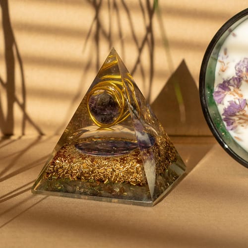 Piramides de Organite Médias 7X6 Cm - Ametista Envolvida - Lascas de Cobre